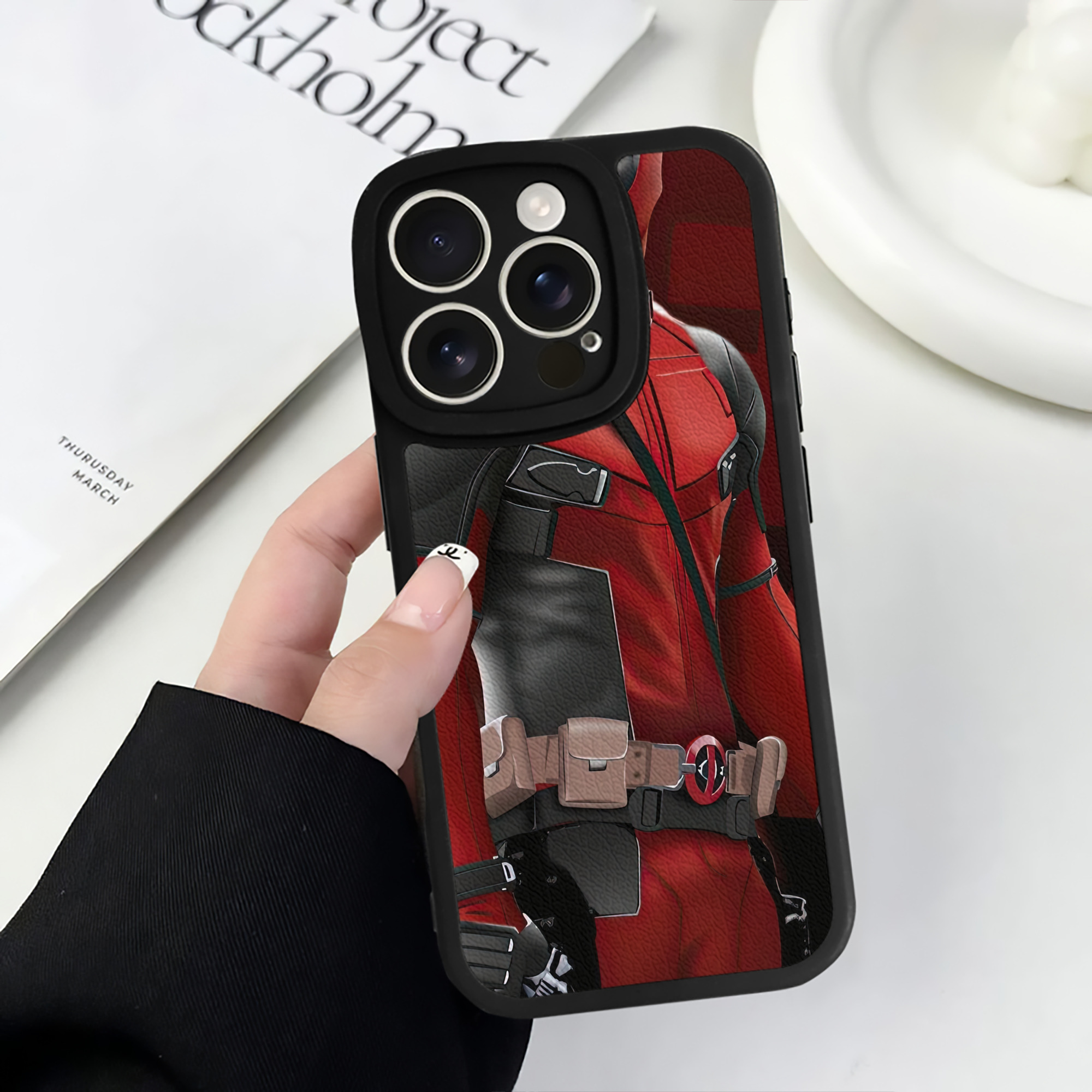 （画像用） Deadpool デッドプール 【iPhone 16シリーズ対応】シリコンスマホケース（レザー調） 材質：シリコン